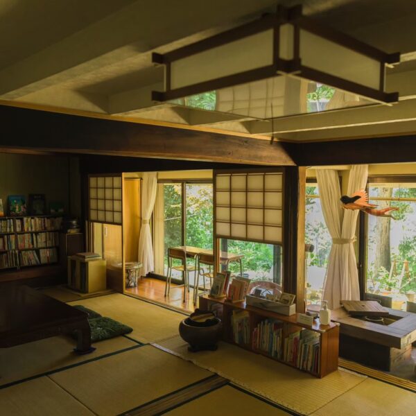 本と木もれ陽の宿　うたたねびより